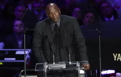 Michael Jordan llora al recordar a Kobe Bryant: 'Un pedazo de mí murió con él'