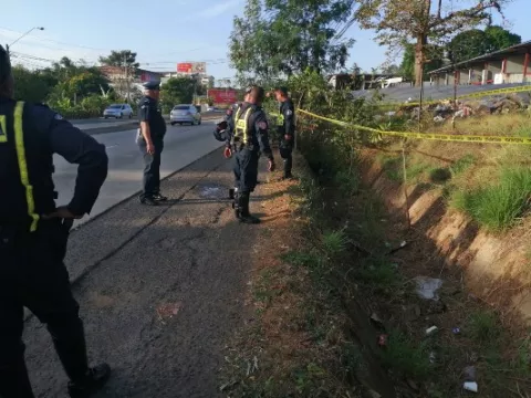 Encuentran el cuerpo de una mujer en una cuneta en La Chorrera