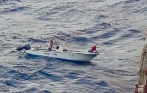 Rescatan a dos caribeños en la costa colonense cuya embarcación estaba a la deriva 
