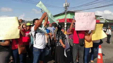 Residentes de cinco comunidades de Guadalupe en La Chorrera cierran las calles exigiendo agua