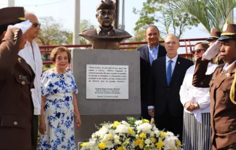 Alcaldía de Panamá devela polémico busto de Omar Torrijos en fecha de su natalicio