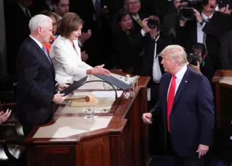 Nancy Pelosi rompe el discurso del presidente Donald Trump ante el Congreso