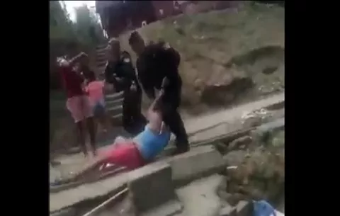 [Video] Increíble, golpean, les gritan e insultan a policías en San Miguelito