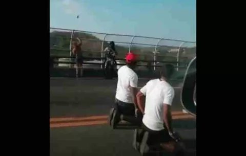 Policía Nacional recuperó arma que lanzó una mujer desde el puente de las Américas