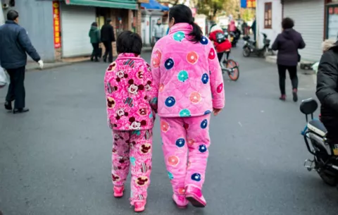 Gobierno utiliza software para avergonzar a una mujer que vistió una pijama rosada