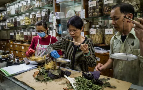 Combaten el coronavirus con medicina tradicional