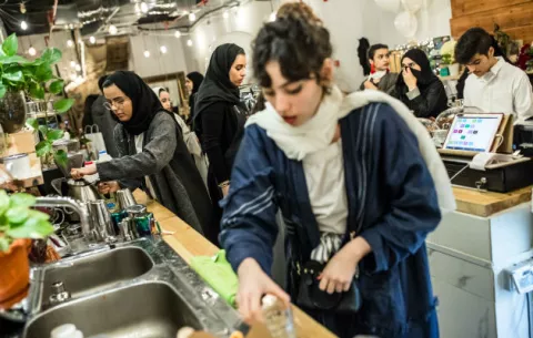 El café une a hombres y mujeres en Arabia saudita