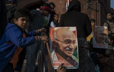 Usan apellido Gandhi para promover una ley