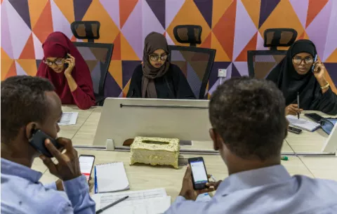 Voluntarios somalíes tratan de construir el futuro de su nación