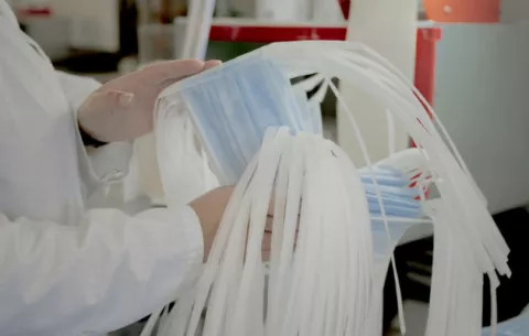 Producen mascarillas a ritmo frenético