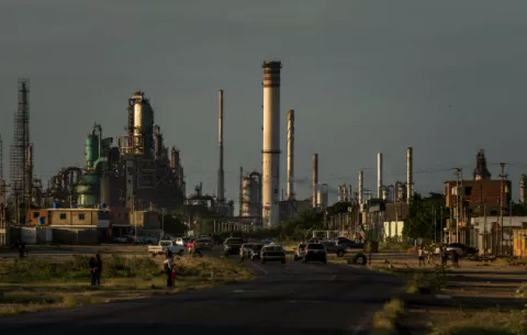 Venezuela cede el control de su petróleo
