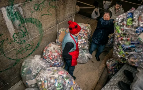 Recolectar latas, una manera de ganarse la vida