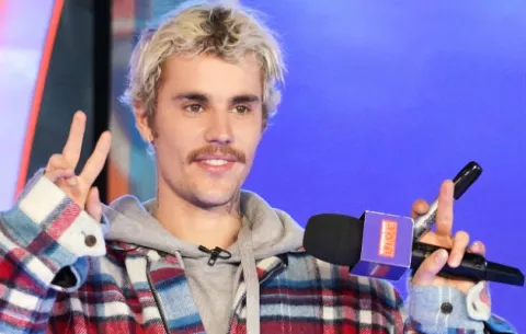 Justin Bieber se esconde de los reflectores, pero no se vuelve menos famoso 