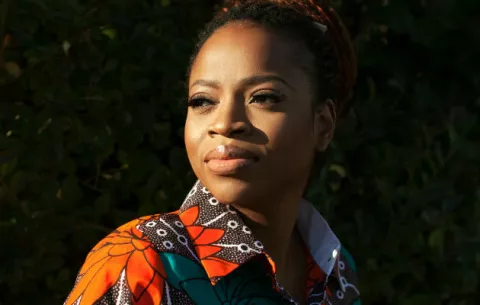 Escritora es la voz de las niñas en Nigeria