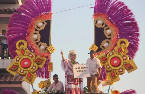 Con el tradicional topón entre la Calle Arriba y Calle Abajo se cierra el carnaval tableño