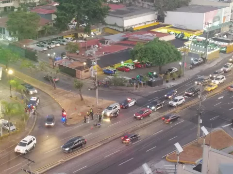 Roban planilla, huyen en moto y colisionan, pero abordan taxi para volver a escapar