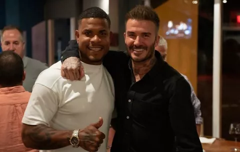 Román Torres presume foto con David Beckham, su jefe en el Inter de Miami