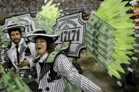 El Sambódromo baja el telón pero el Carnaval corre libre en todas las calles de Brasil