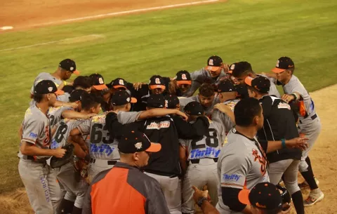 Los Santos gana y esta noche 'guerreará' contra Herrera para empatar la serie semifinal
