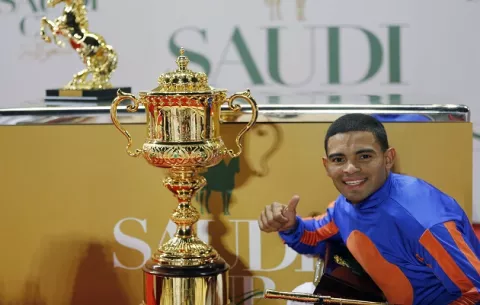 Jinete panameño Luis Sáez gana carrera de $20 millones en Arabia Saudí