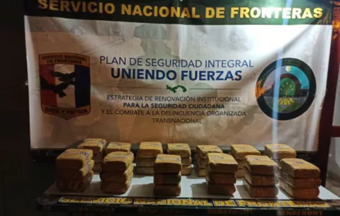 Tres panameños detenidos en Darién, llevaban droga en caja de cereal y en un saco