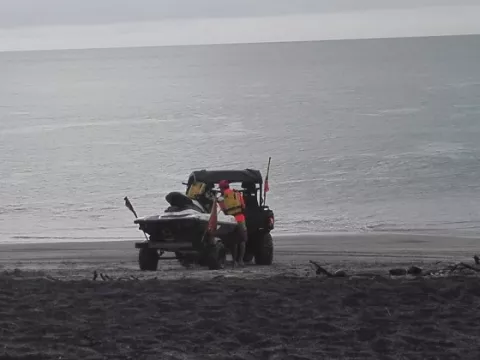 Fuertes olas arrastran a varios bañistas, dos de ellos se salvan y uno está desaparecido