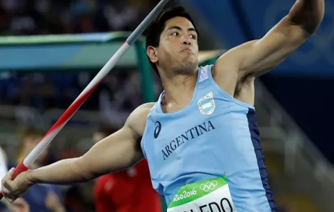 Promesa del atletismo muere tras perder el control de su moto y estrellarse contra una palmera