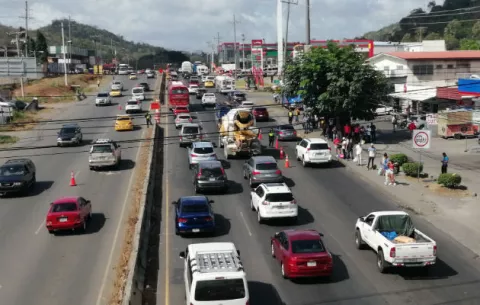 Tranque vehicular se mantiene en la autopista Arraiján-La Chorrera, pese a tercer carril 