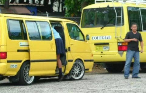 Transportistas de buses escolares tendrán que usar facturas fiscales