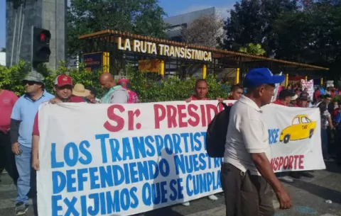 Gremios transportistas protestan contra las plataformas digitales