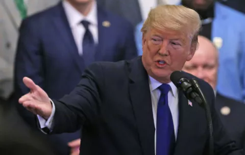 Trump se asoma con aire triunfal al final de su juicio político