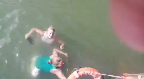 [Viral] Dos turistas se lanzan a las aguas del Canal de Panamá