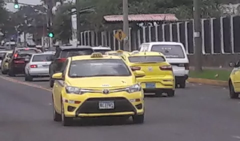 Transportistas del sector colectivo se unen contra plataforma Uber 