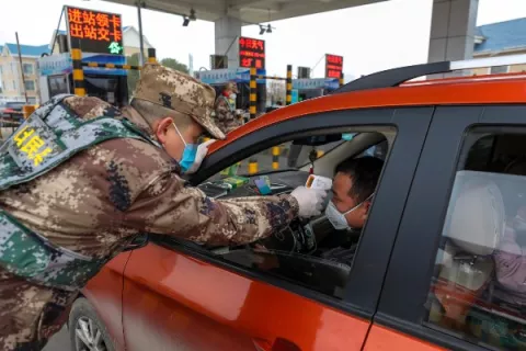 Los enfermos críticos por coronavirus en Wuhan buscan desesperadamente plasma de los curados