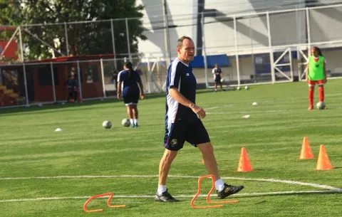  Kenneth Zseremeta se encarga de la  femenina Sub-17