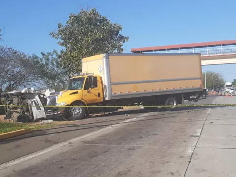 Colisión entre un camión y un busito deja un muerto y 14 personas heridas en Los Canelos, Herrera