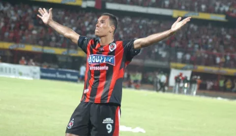 El coro para Blas Pérez por parte de la hinchada del Cúcuta : 'Panameño goleador'