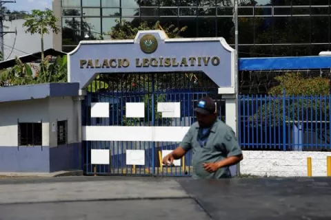 Presidente Nayib Bukele ordena aislar a todos los presos ante ataques a militares salvadoreños