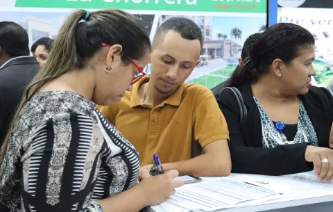 Caja de Ahorros incursiona en el financiamiento de autos ecológicos con plazos de 84 meses 