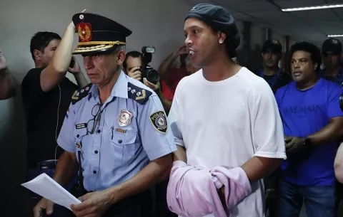 Abogado de Ronaldinho pedirá este lunes la  anulación de la medida de prisión preventiva