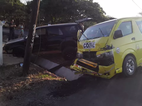 Pánico entre los estudiantes de un busito colegial implicado en una colisión en Chitré