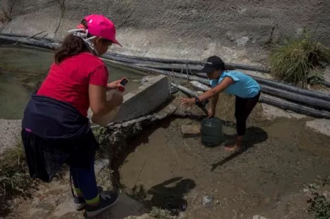 La falta de agua obliga a desafiar la cuarentena en Venezuela