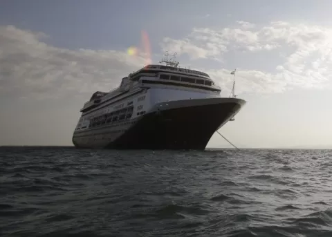 Coronavirus: Crucero "Zaandam" con varios casos de COVID-19 cruza el Canal de Panamá 