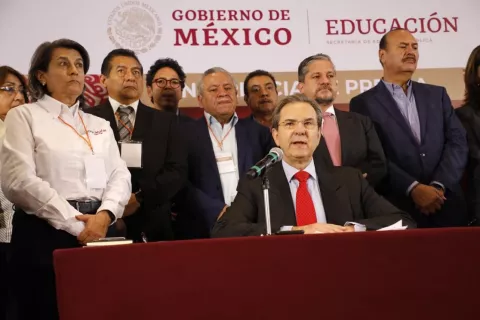 México suspende clases por un mes como medida preventiva frente al coronavirus
