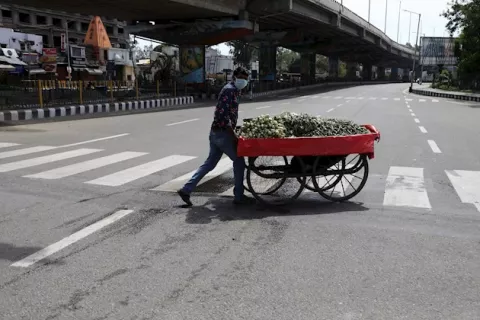 India destinará 22.600 millones de dólares a los pobres durante el confinamiento
