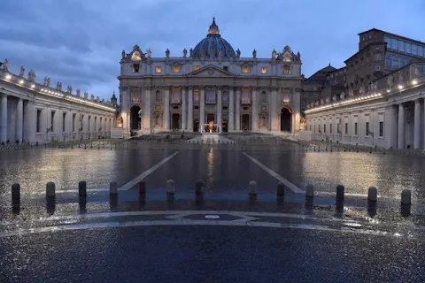 El papa Francisco bendice al mundo en soledad por el coronavirus