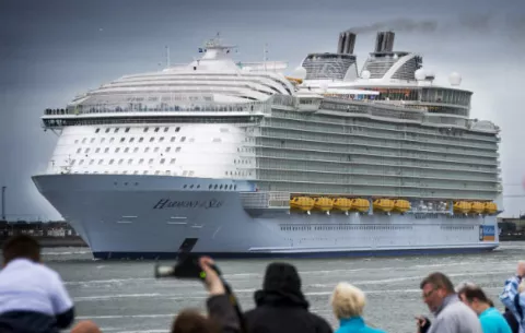 Carnival ofrece cruceros como hospitales para pacientes sin COVID-19