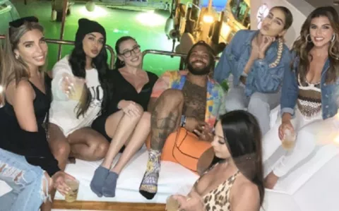 Jugador de la NFL, en un yate con amigas en plena pandemia del covid-19
