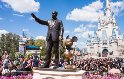 El director ejecutivo de Disney entrega las llaves del reino mágico al séptimo jefe en su historia