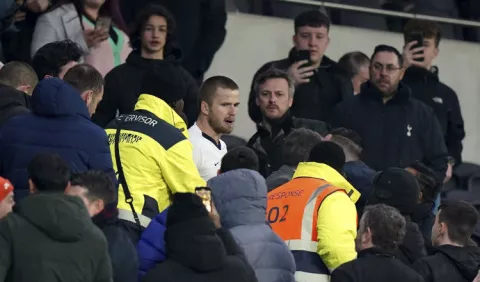 Jugador del Tottenham se encara con aficionado y Mourinho lo defiende